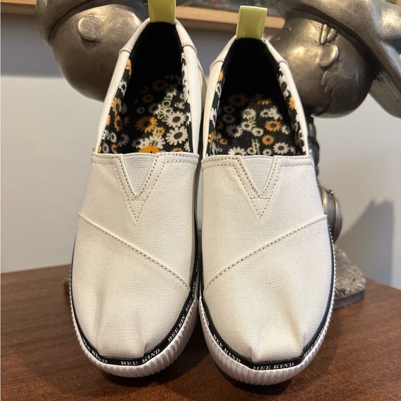Last day to buy! Final price. Toms Platform tenny. size 7.5. Bee Kind. canvas. - Picture 3 of 9
